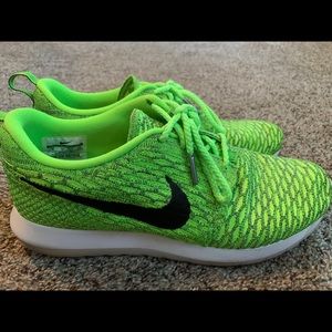 Men’s Nike Flyknit Roshe Run. Size 8